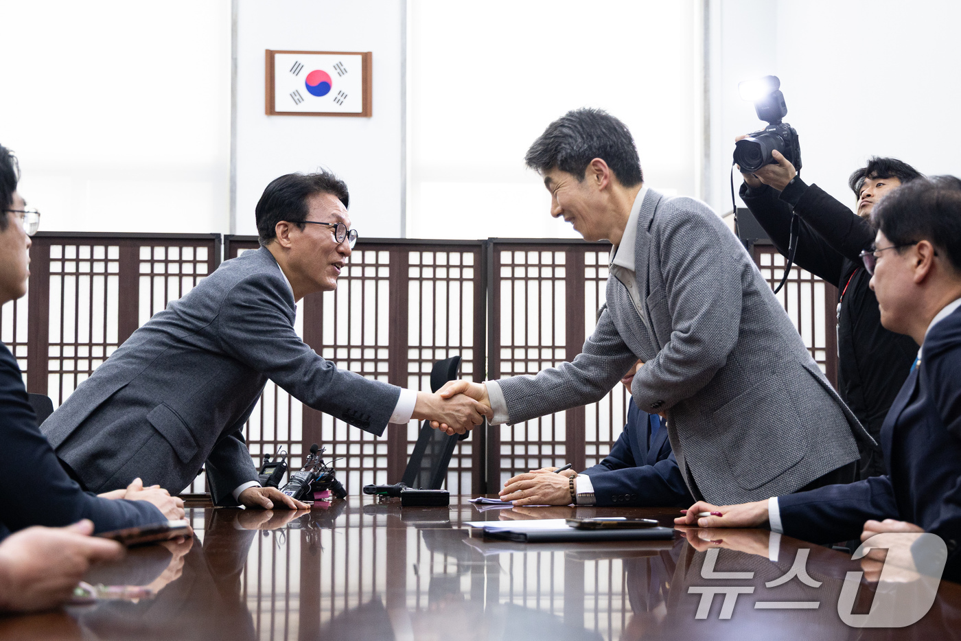 (서울=뉴스1) 유승관 기자 = 김민석 국무총리와 윤건영 국회 행정안전위원회 법안심사1소위원장이 12일 서울 여의도 국회에서 행정통합 관련 입법 논의 중 인사하고 있다. 2026. …