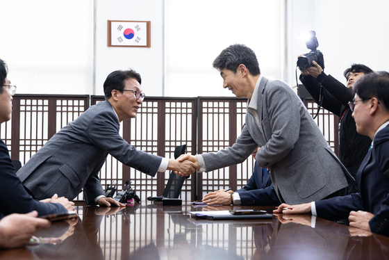 윤건영 행안위 법안심사1소위원장과 인사하는 김민석 총리