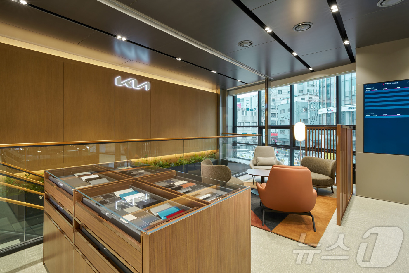 (서울=뉴스1) = 기아가 차량 관람부터 시승, 구매, 정비, 브랜드 경험까지 한자리에서 동시에 체험할 수 있는 원스톱 복합 거점인 '기아 시흥 플래그십 스토어'를 공식 개관한다고 …
