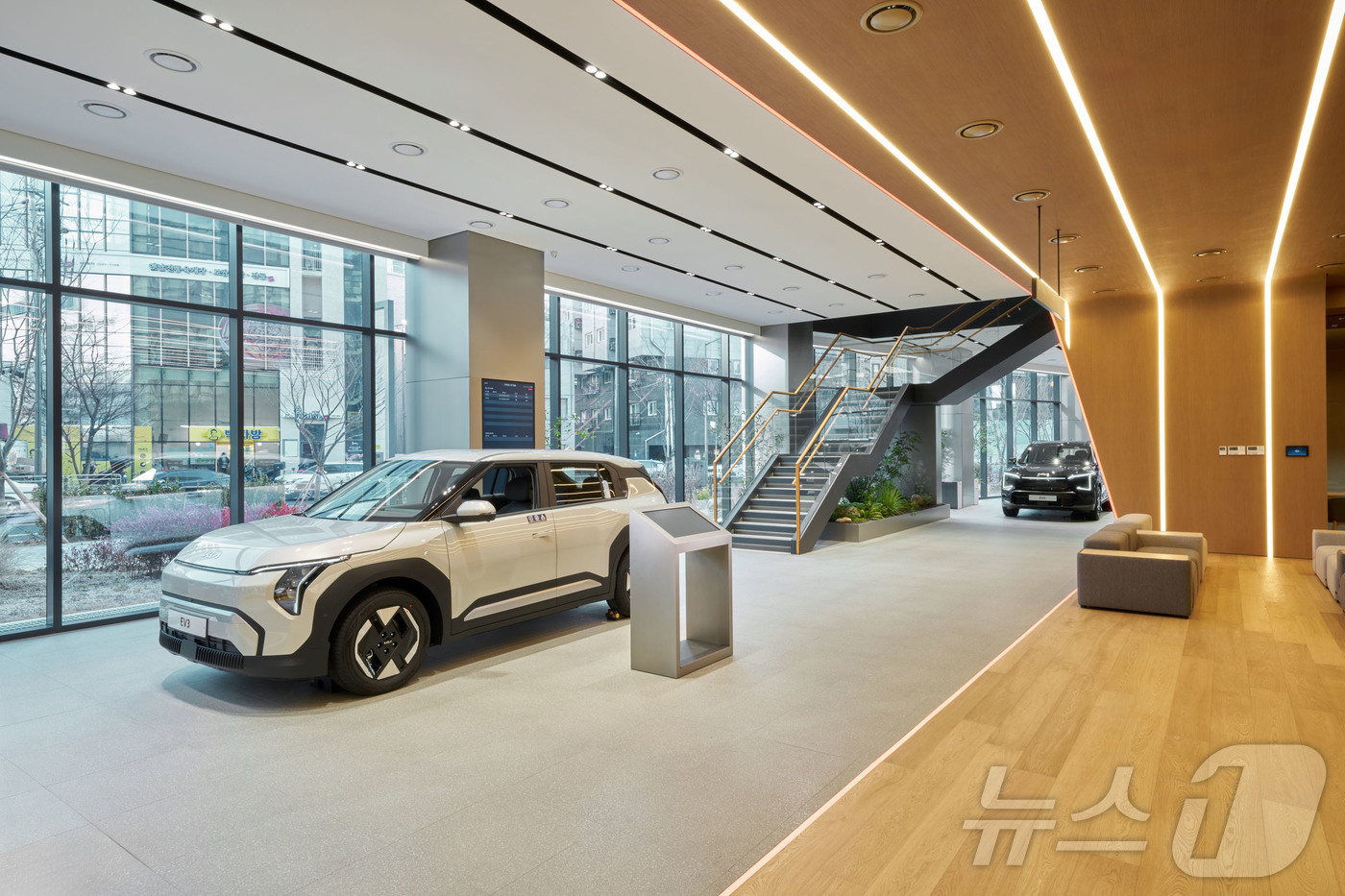 (서울=뉴스1) = 기아가 차량 관람부터 시승, 구매, 정비, 브랜드 경험까지 한자리에서 동시에 체험할 수 있는 원스톱 복합 거점인 '기아 시흥 플래그십 스토어'를 공식 개관한다고 …