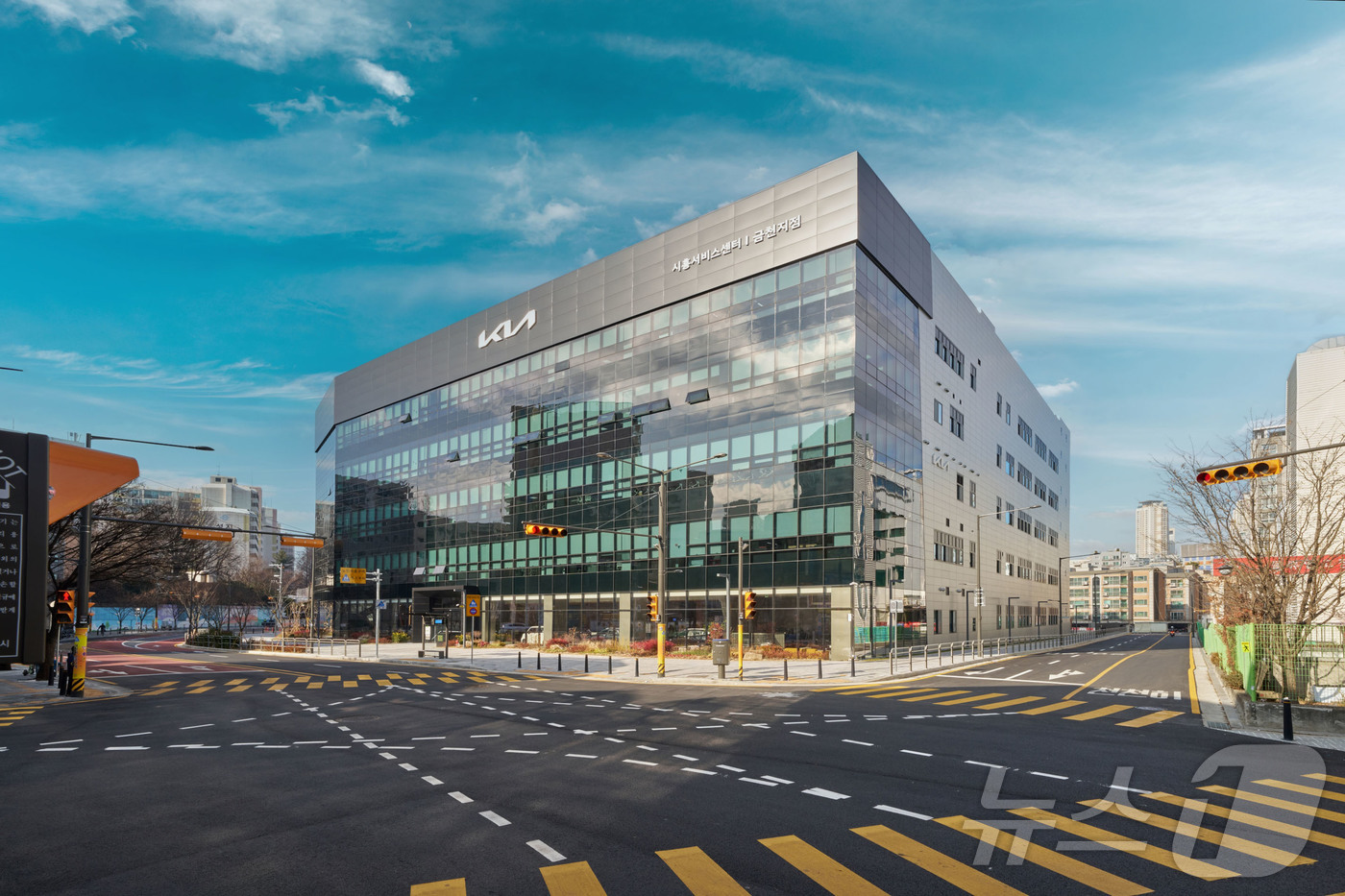 (서울=뉴스1) = 기아가 차량 관람부터 시승, 구매, 정비, 브랜드 경험까지 한자리에서 동시에 체험할 수 있는 원스톱 복합 거점인 '기아 시흥 플래그십 스토어'를 공식 개관한다고 …