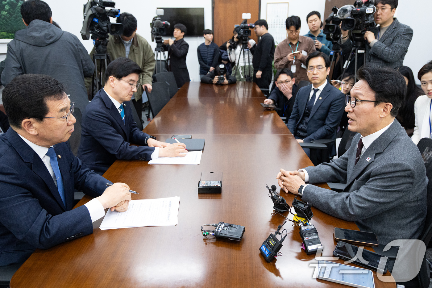 (서울=뉴스1) 유승관 기자 = 김민석 국무총리가 12일 서울 여의도 국회에서 신정훈 행정안전위원장을 비롯한 민주당 행안위원들과 행정통합 관련 입법 논의를 하고 있다. 2026.2 …