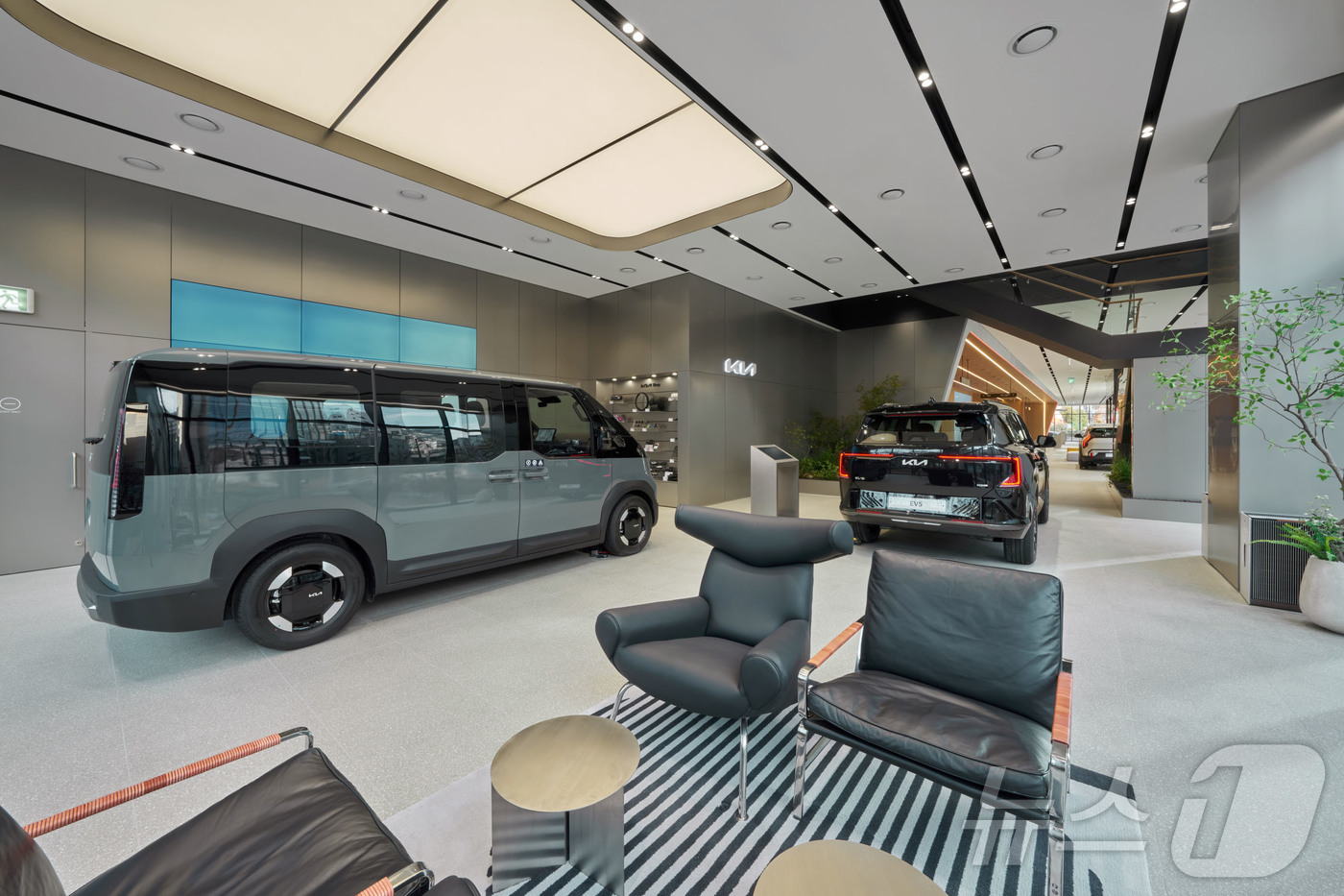 (서울=뉴스1) = 기아가 차량 관람부터 시승, 구매, 정비, 브랜드 경험까지 한자리에서 동시에 체험할 수 있는 원스톱 복합 거점인 '기아 시흥 플래그십 스토어'를 공식 개관한다고 …