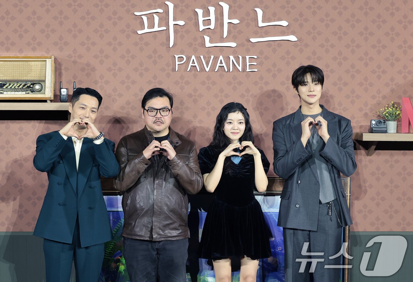 (서울=뉴스1) 권현진 기자 = 배우 변요한(왼쪽부터)과 이종필 감독, 고아성, 문상민이 12일 오전 서울 강남구 코엑스 메가박스에서 열린 넷플릭스 영화 '파반느' 제작보고회에 참 …