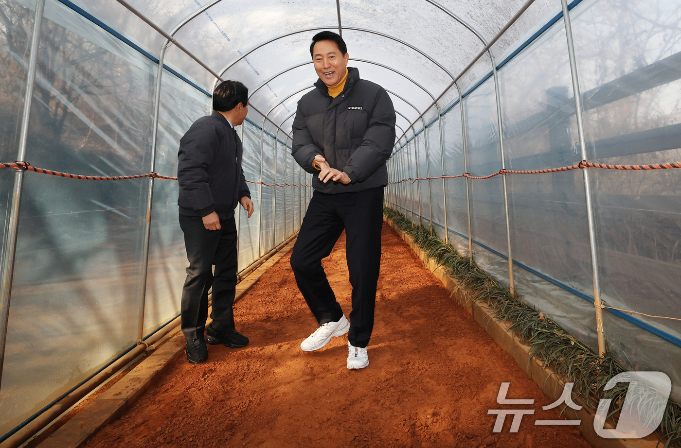 (서울=뉴스1) 오대일 기자 = 오세훈 서울시장이 12일 서울 서대문구 영천동 고지대 이동약자 편의시설 설치 대상지를 찾아 현장을 둘러본 후 맨발 걷기 성지로 부상한 안산 황톳길을 …