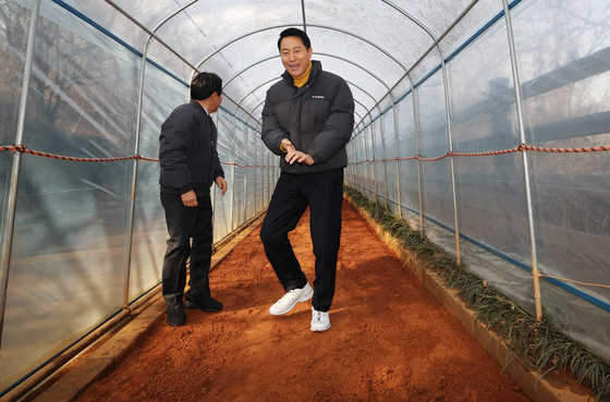 오세훈 서울시장, '맨발걷기 성지' 안산 황톳길 방문