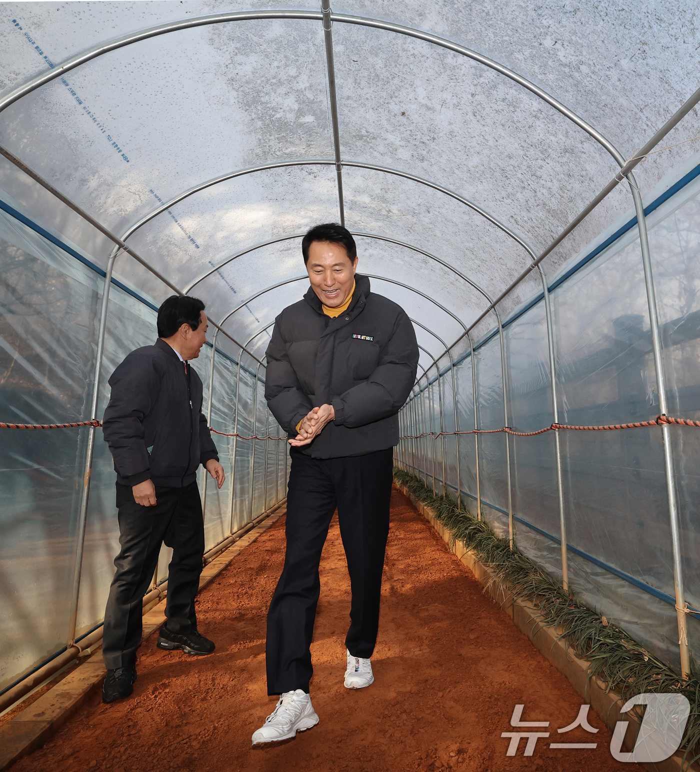 (서울=뉴스1) 오대일 기자 = 오세훈 서울시장이 12일 서울 서대문구 영천동 고지대 이동약자 편의시설 설치 대상지를 찾아 현장을 둘러본 후 이성헌 서대문구청장과 함께 맨발 걷기 …