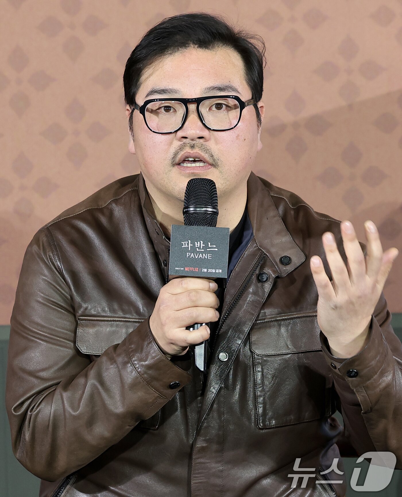 본문 이미지 - 이종필 감독이 12일 오전 서울 강남구 코엑스 메가박스에서 열린 넷플릭스 영화 '파반느' 제작보고회에 참석해 인사말을 하고 있다. '파반느'는 마음의 문을 닫고 살아가던 세 사람이 서로에게 빛이 되어주며 삶과 사랑을 마주하게 되는 영화이다. 2026.2.12 ⓒ 뉴스1 권현진 기자