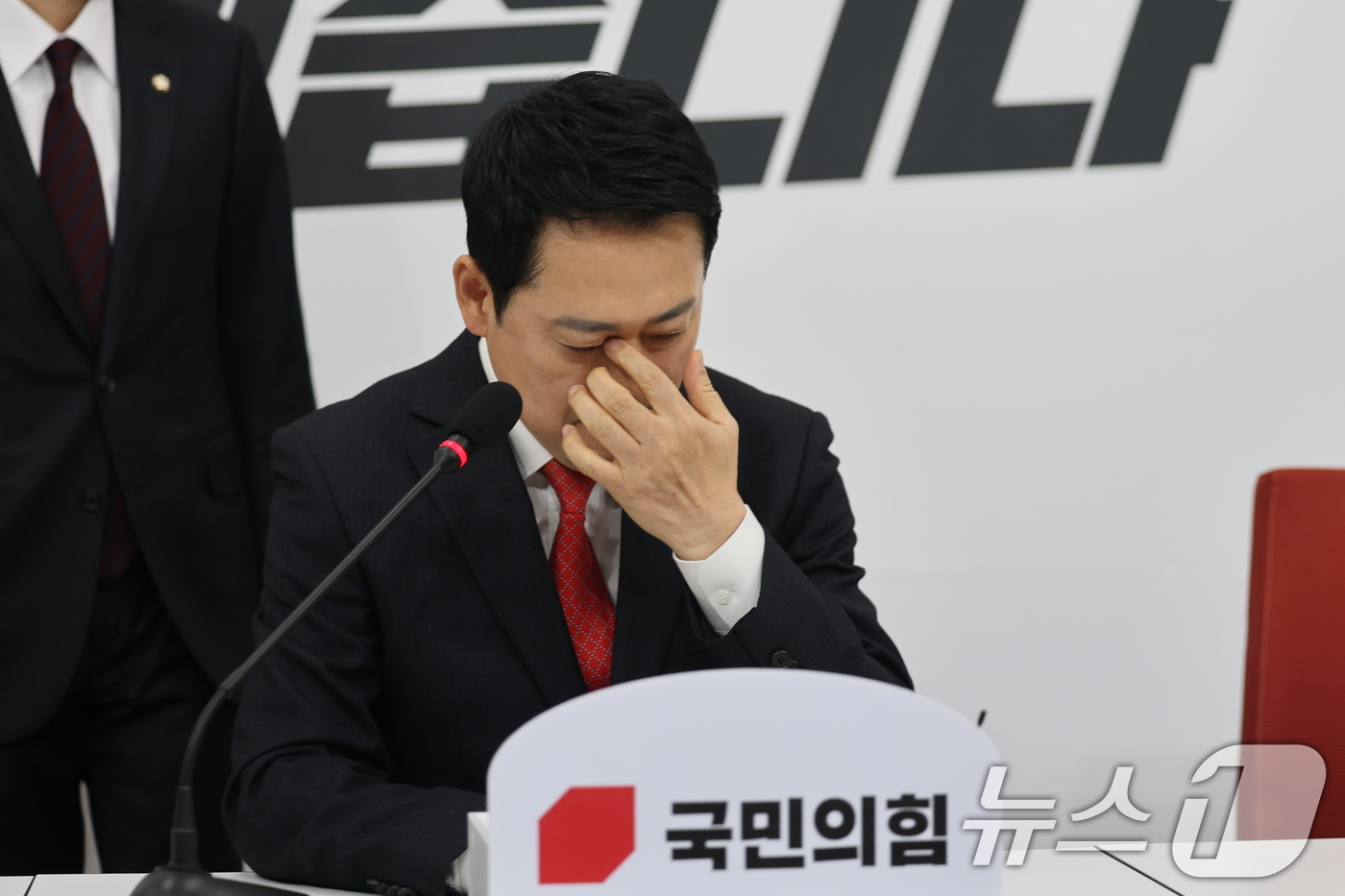 (서울=뉴스1) 이승배 기자 = 장동혁 국민의힘 대표가 12일 서울 여의도 국회에서 이재명 대통령과 청와대 오찬에 불참하기로 결정한 뒤 입장을 밝히기 전 얼굴을 만지고 있다. 20 …