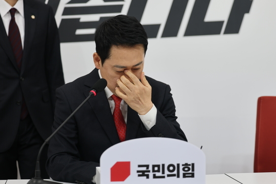 굳은표정의 장동혁 대표