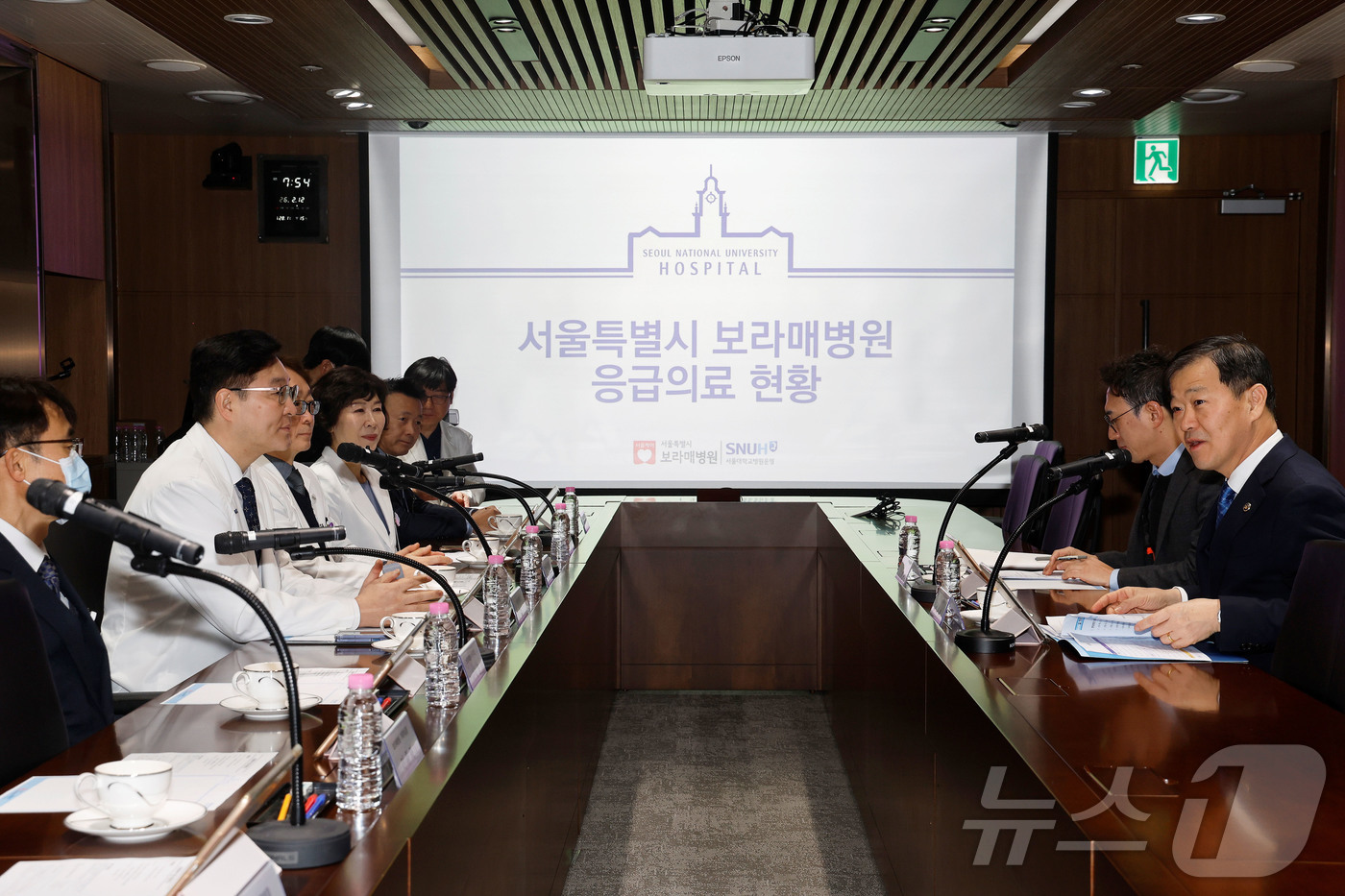 (서울=뉴스1) = 이형훈 보건복지부 재2차관이 12일 오전 서울 동작구 서울보라매병원을 방문해 설 연휴 대비 응급의료 현황을 관계자로부터 청취하고 있다. (보건복지부 제공. 재판 …