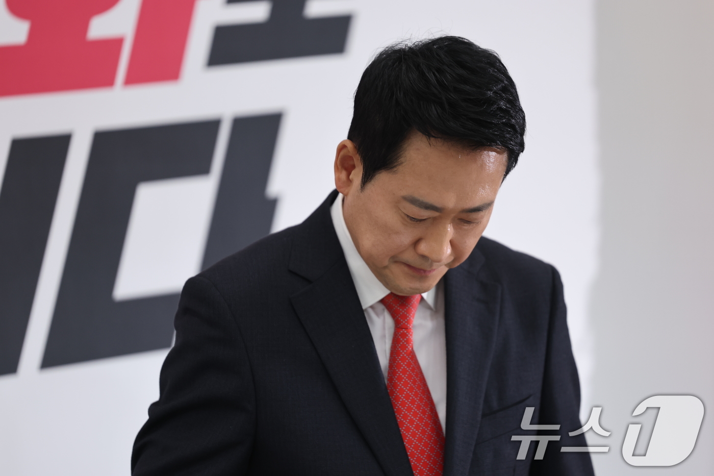 (서울=뉴스1) 이승배 기자 = 장동혁 국민의힘 대표가 12일 서울 여의도 국회에서 이재명 대통령과 청와대 오찬에 불참하기로 결정한 뒤 입장을 밝히기 위해 자리에 착석하고 있다. …