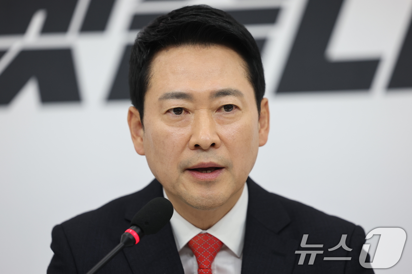 (서울=뉴스1) 이승배 기자 = 장동혁 국민의힘 대표가 12일 서울 여의도 국회에서 이재명 대통령과 청와대 오찬에 불참하기로 결정한 뒤 입장을 밝히고 있다. 2026.2.12/뉴스 …