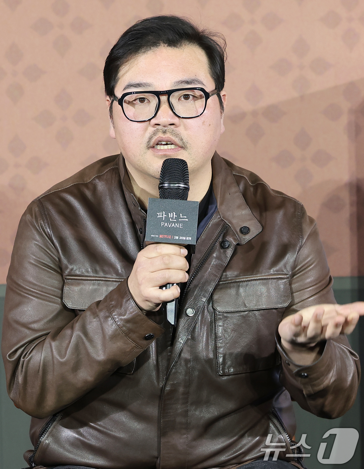 (서울=뉴스1) 권현진 기자 = 이종필 감독이 12일 오전 서울 강남구 코엑스 메가박스에서 열린 넷플릭스 영화 '파반느' 제작보고회에 참석해 인사말을 하고 있다.'파반느'는 마음의 …