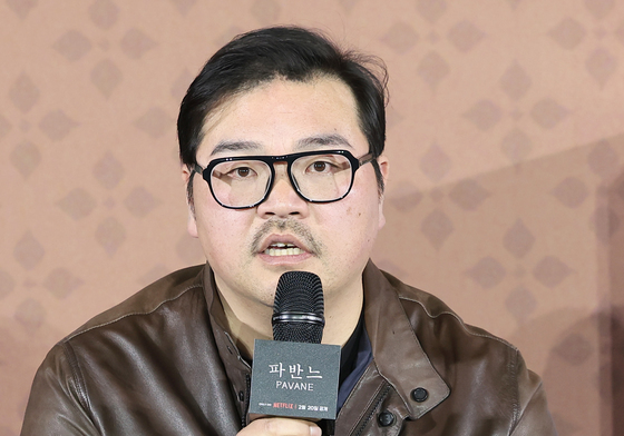 인사말 하는 이종필 감독