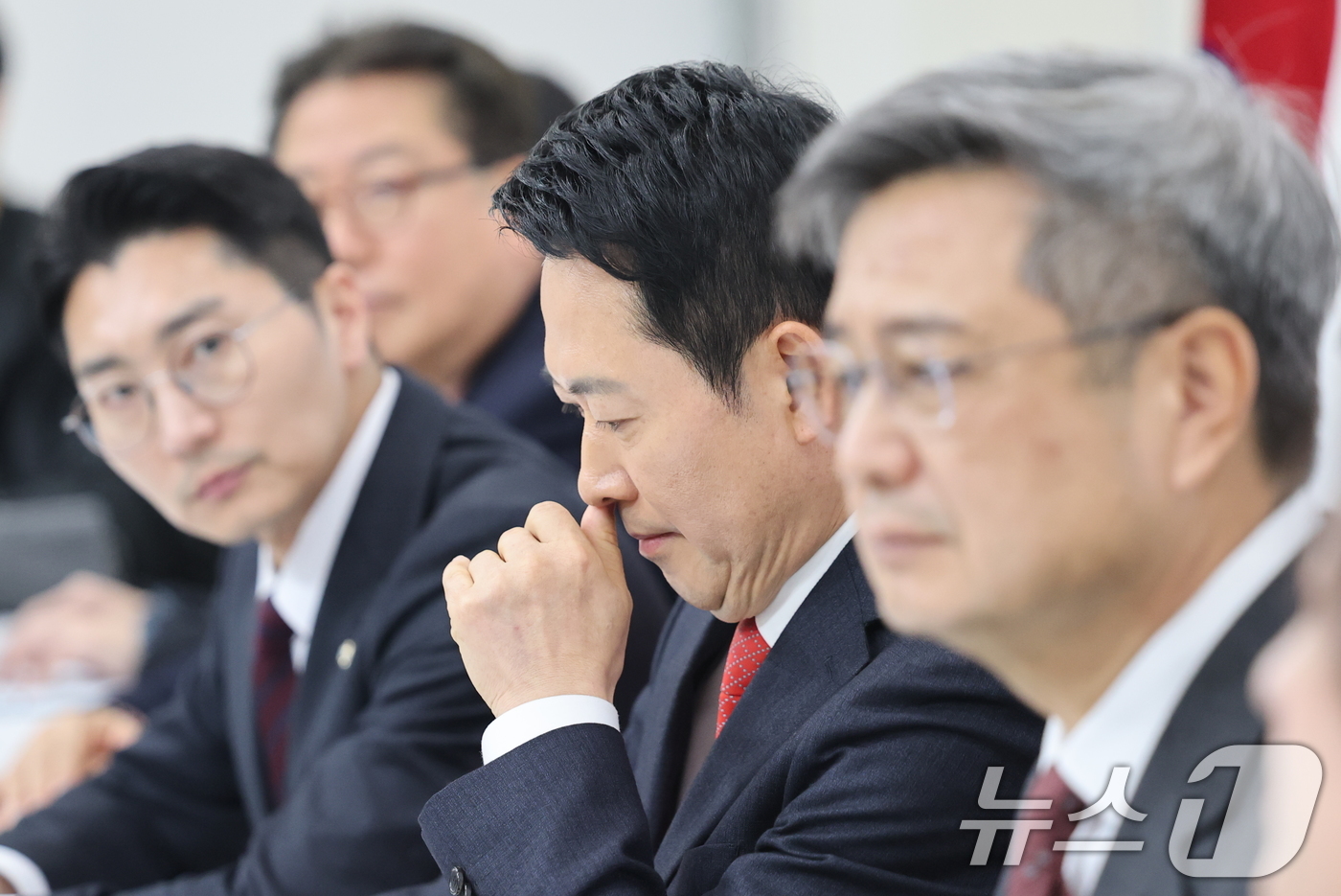 (서울=뉴스1) 이승배 기자 = 장동혁 국민의힘 대표가 12일 서울 여의도 국회에서 이재명 대통령과 청와대 오찬에 불참하기로 결정한 뒤 입장을 밝히기 전 얼굴을 만지고 있다. 20 …