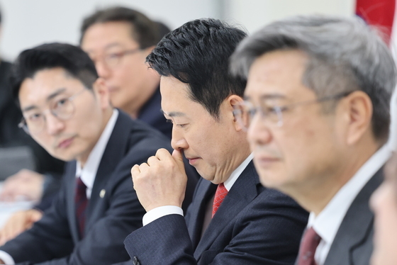 靑오찬 무산→박지원 "판 깔아줘도 못노는 멍청한 곰" vs신동욱 "오라면 가야 하나"