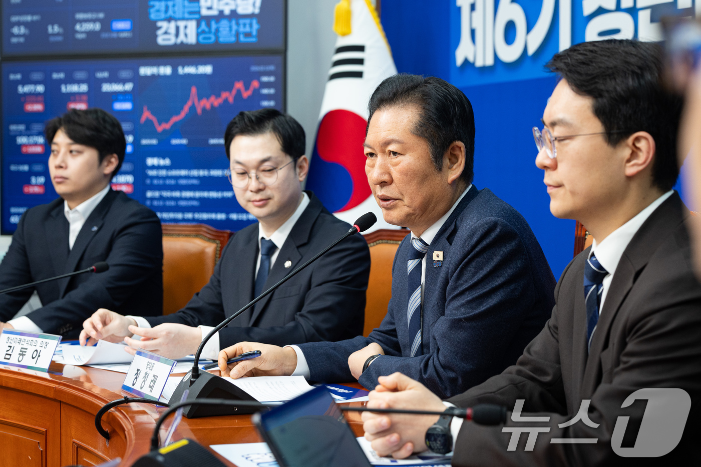 (서울=뉴스1) 유승관 기자 = 정청래 더불어민주당 대표가 12일 서울 여의도 국회에서 열린 제6기 청년미래연석회의 발대식에서 축사를 하고 있다. 2026.2.12/뉴스1