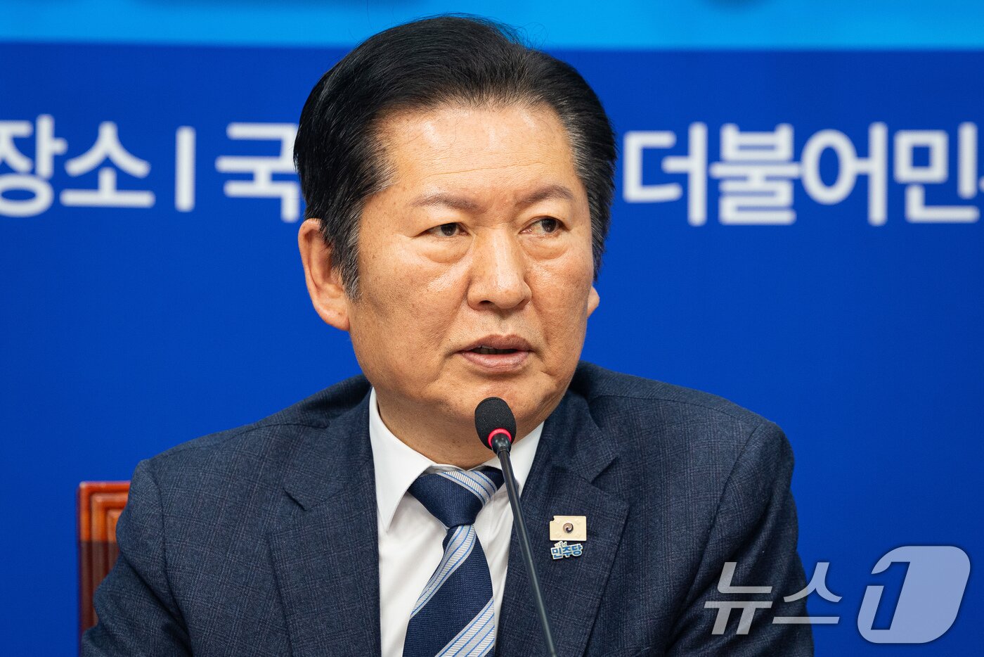 본문 이미지 - 정청래 더불어민주당 대표가 12일 서울 여의도 국회에서 열린 제6기 청년미래연석회의 발대식에서 축사를 하고 있다. 2026.2.12 ⓒ 뉴스1 유승관 기자