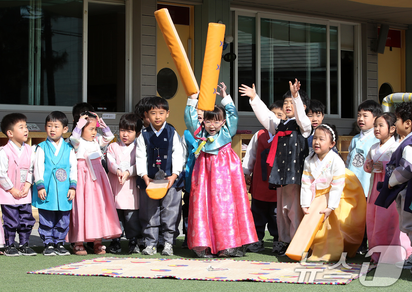 (대구=뉴스1) 공정식 기자 = 설 연휴를 앞두고 12일 오전 대구 북구 대원유치원에서 한복을 곱게 차려입은 어린이들이 윷놀이를 하고 있다. 2026.2.12/뉴스1