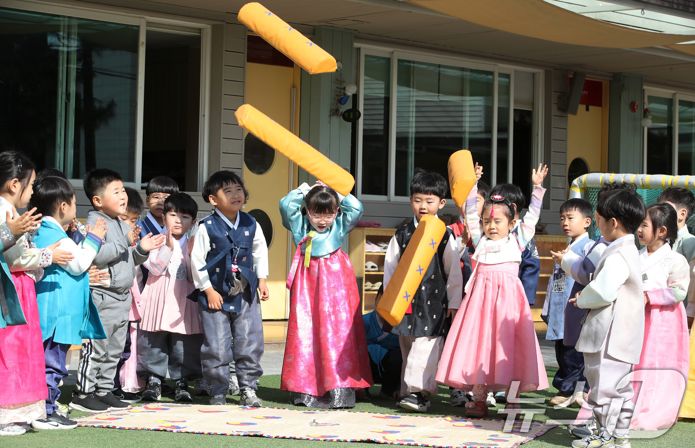 (대구=뉴스1) 공정식 기자 = 설 연휴를 앞두고 12일 오전 대구 북구 대원유치원에서 한복을 곱게 차려입은 어린이들이 윷놀이를 하고 있다. 2026.2.12/뉴스1