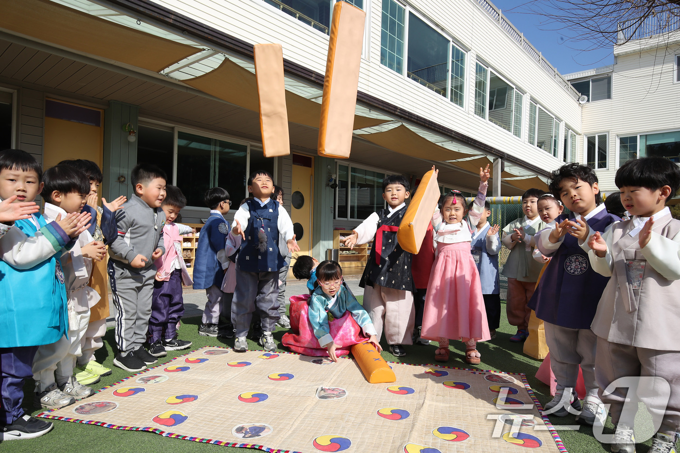 (대구=뉴스1) 공정식 기자 = 설 연휴를 앞두고 12일 오전 대구 북구 대원유치원에서 한복을 곱게 차려입은 어린이들이 윷놀이를 하고 있다. 2026.2.12/뉴스1