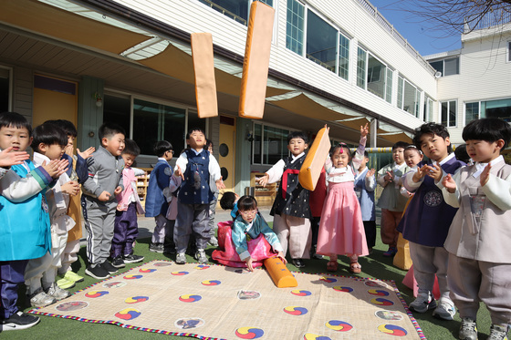 설 명절엔 한복 입고 윷놀이