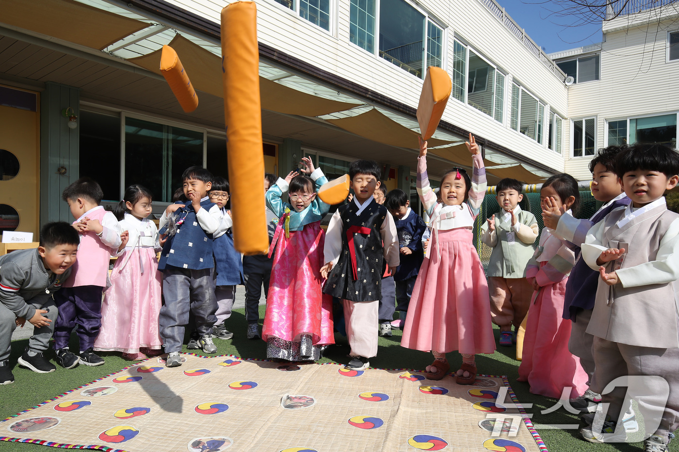 (대구=뉴스1) 공정식 기자 = 설 연휴를 앞두고 12일 오전 대구 북구 대원유치원에서 한복을 곱게 차려입은 어린이들이 윷놀이를 하고 있다. 2026.2.12/뉴스1