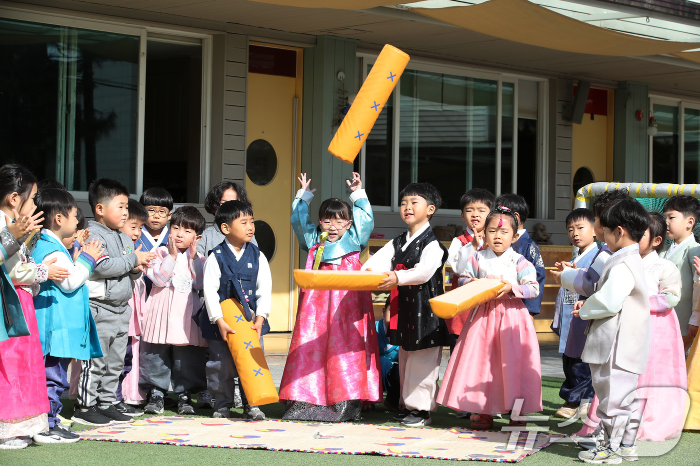 (대구=뉴스1) 공정식 기자 = 설 연휴를 앞두고 12일 오전 대구 북구 대원유치원에서 한복을 곱게 차려입은 어린이들이 윷놀이를 하고 있다. 2026.2.12/뉴스1