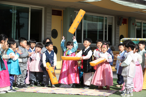 윷 나와라! 모 나와라!