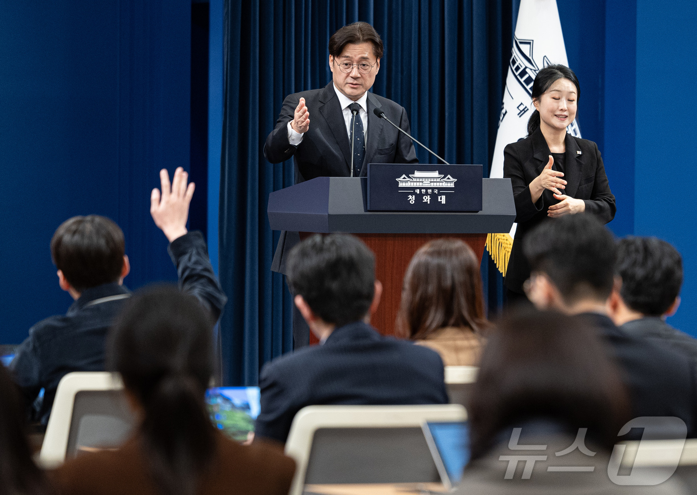 (서울=뉴스1) 이재명 기자 = 홍익표 정무수석이 12일 청와대 춘추관에서 여야 양당 대표 오찬회동 취소 관련 현안 브리핑을 마친 후 취재진 질문을 받고 있다. 2026.2.12/ …