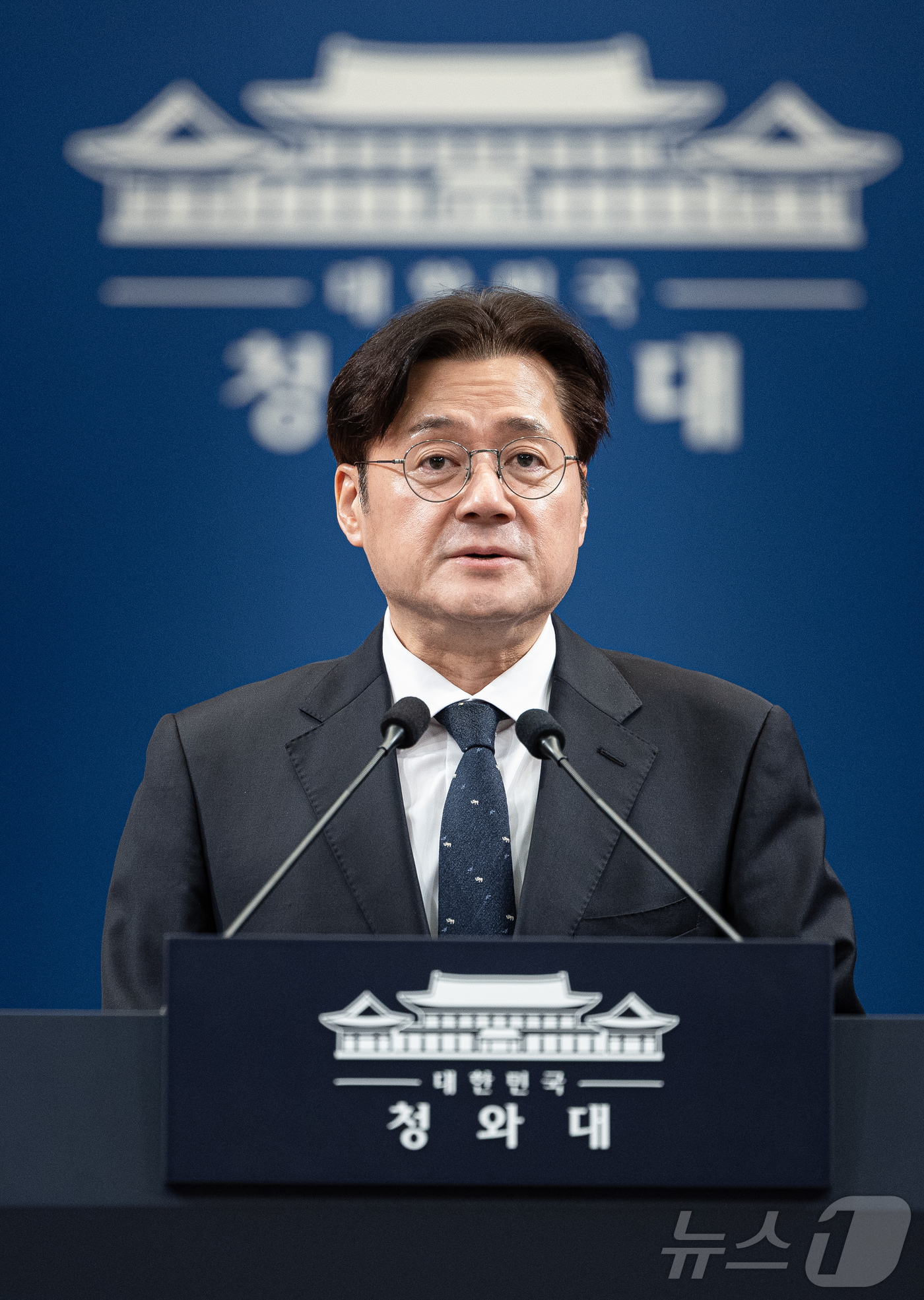 (서울=뉴스1) 이재명 기자 = 홍익표 정무수석이 12일 청와대 춘추관에서 여야 양당 대표 오찬회동 취소 관련 현안 브리핑을 하고 있다. 2026.2.12/뉴스1