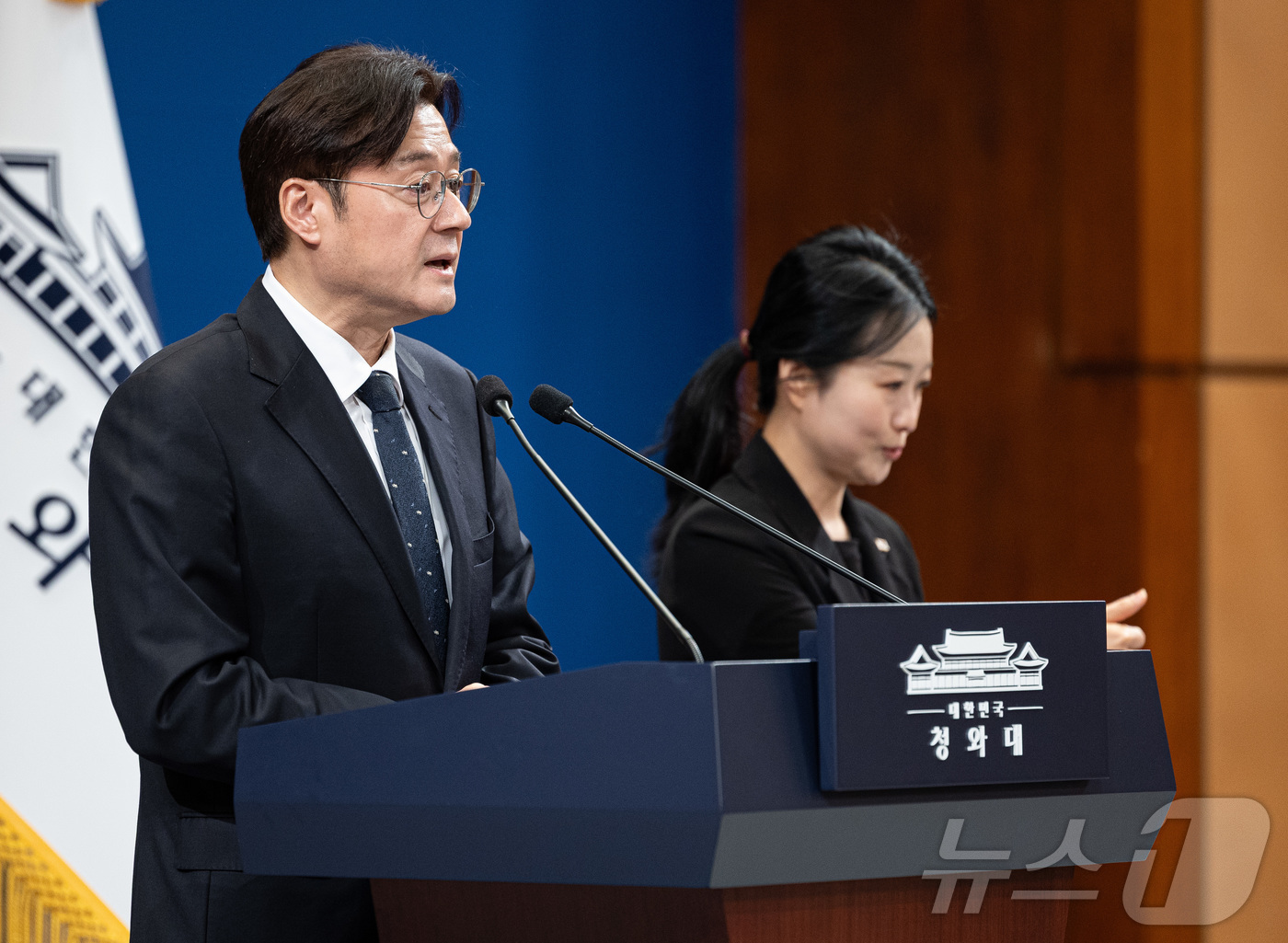 (서울=뉴스1) 이재명 기자 = 홍익표 정무수석이 12일 청와대 춘추관에서 여야 양당 대표 오찬회동 취소 관련 현안 브리핑을 하고 있다. 2026.2.12/뉴스1