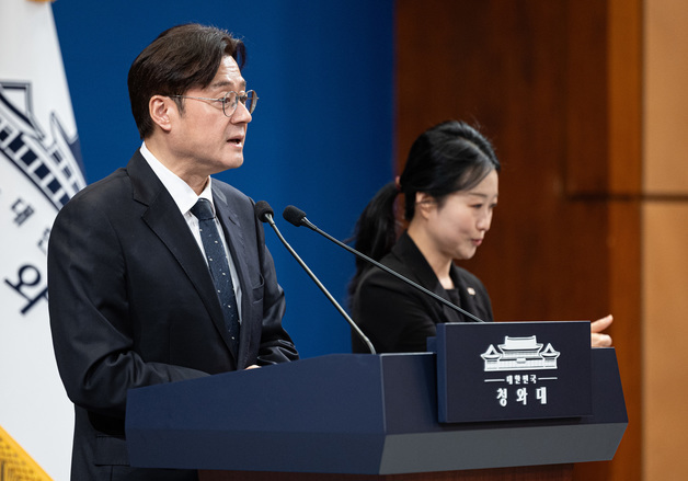 홍익표 정무수석, '여야 양당 대표 오찬회동 불발' 현안 브리핑