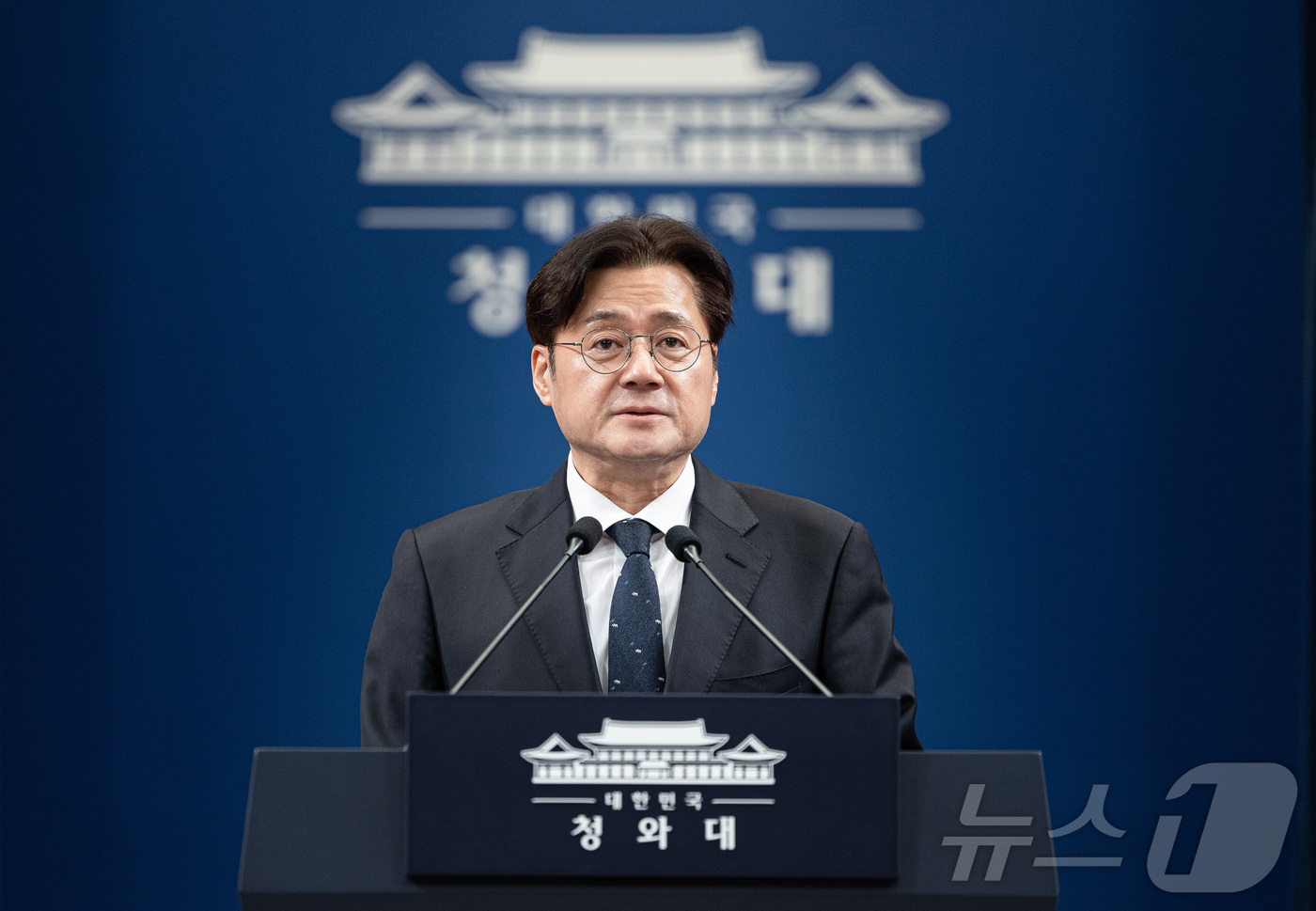 (서울=뉴스1) 이재명 기자 = 홍익표 정무수석이 12일 청와대 춘추관에서 여야 양당 대표 오찬회동 취소 관련 현안 브리핑을 하고 있다. 2026.2.12/뉴스1