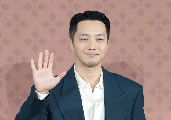 변요한, 빛나는 손 인사