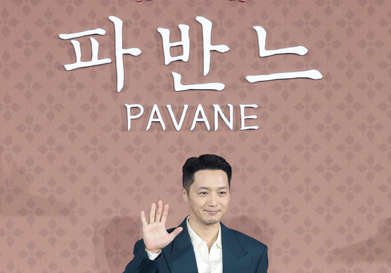 포즈 취하는 변요한