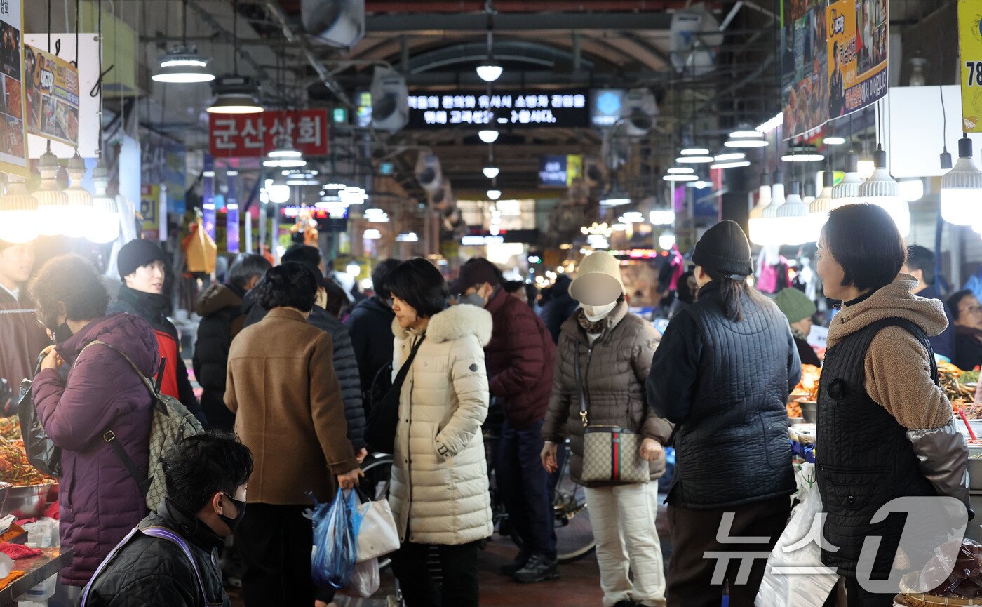 본문 이미지 - 설 명절 연휴를 이틀 앞둔 12일 오전 광주 서구 양동시장이 제수용품을 마련하기 위한 시민들로 인해 북적이고 있다. 2026.2.12 ⓒ 뉴스1 박지현 기자