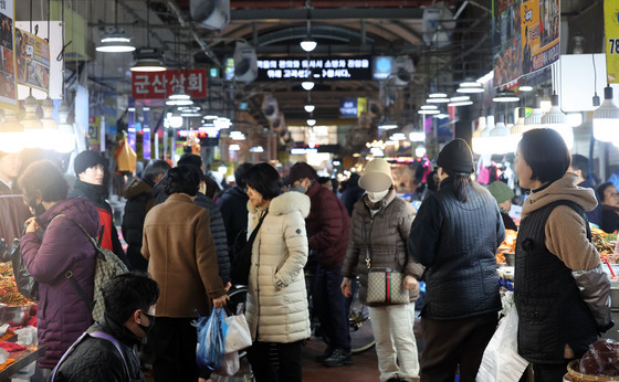 소비쿠폰 정책, 영세 소상공인·비수도권 매출 '긍정 효과'