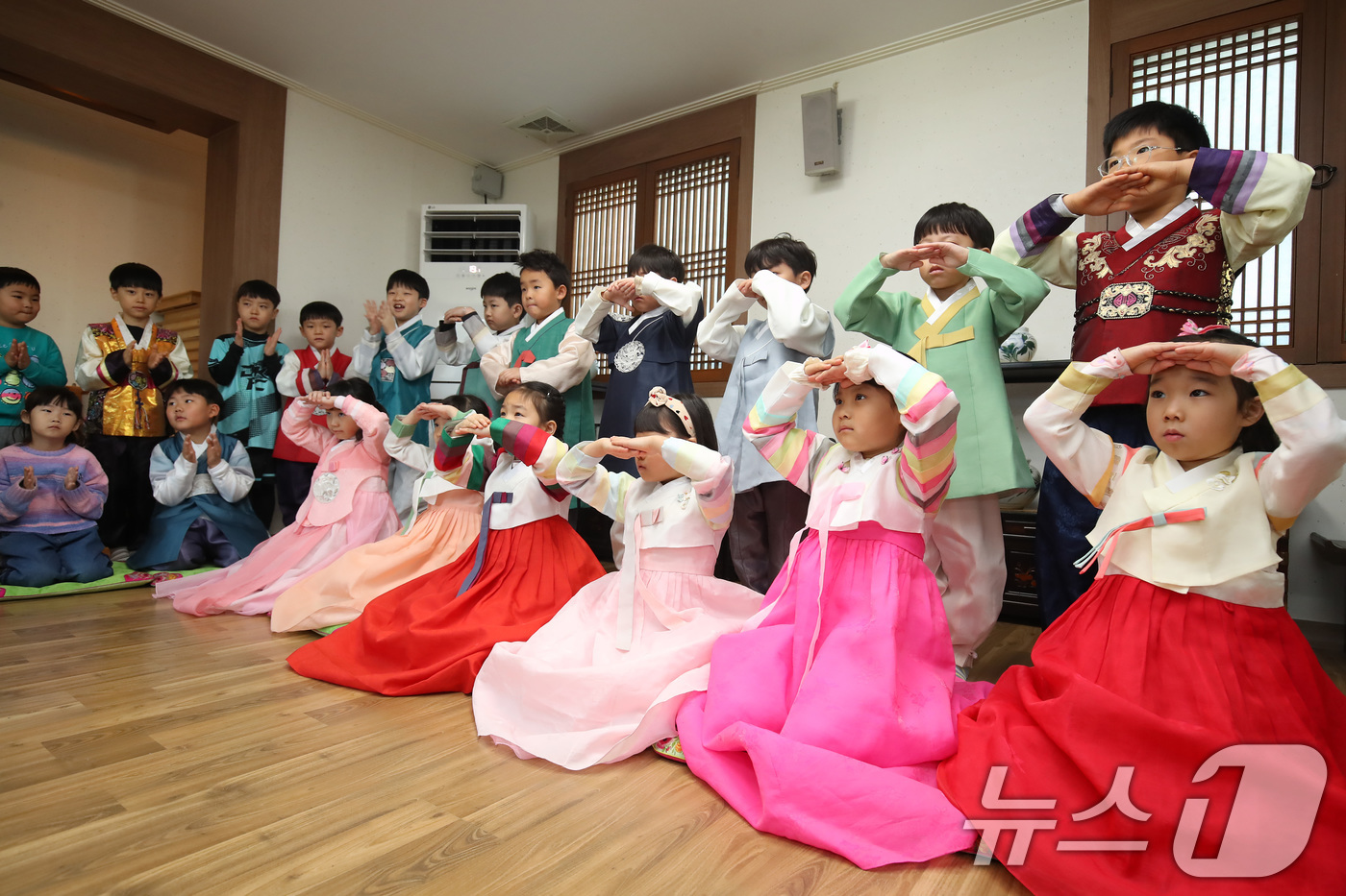 (대구=뉴스1) 공정식 기자 = 설 연휴를 앞두고 12일 오전 대구 북구 대원유치원에서 한복을 곱게 차려입은 어린이들이 세배하는 법을 배우고 있다. 2026.2.12/뉴스1