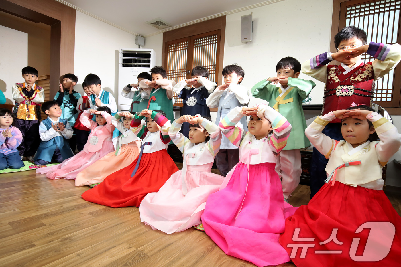 (대구=뉴스1) 공정식 기자 = 설 연휴를 앞두고 12일 오전 대구 북구 대원유치원에서 한복을 곱게 차려입은 어린이들이 세배하는 법을 배우고 있다. 2026.2.12/뉴스1
