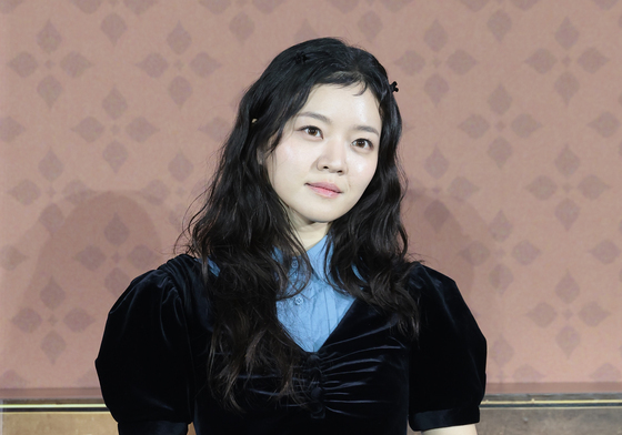 포즈 취하는 고아성