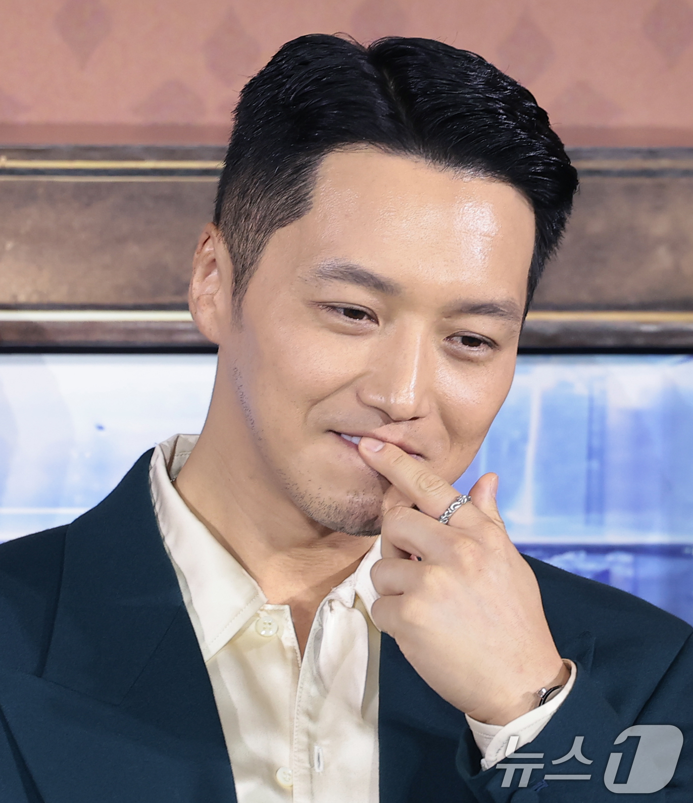 (서울=뉴스1) 권현진 기자 = 배우 변요한이 12일 오전 서울 강남구 코엑스 메가박스에서 열린 넷플릭스 영화 '파반느' 제작보고회에 참석해 문상민과의 키스신 질문을 받고 있다.' …