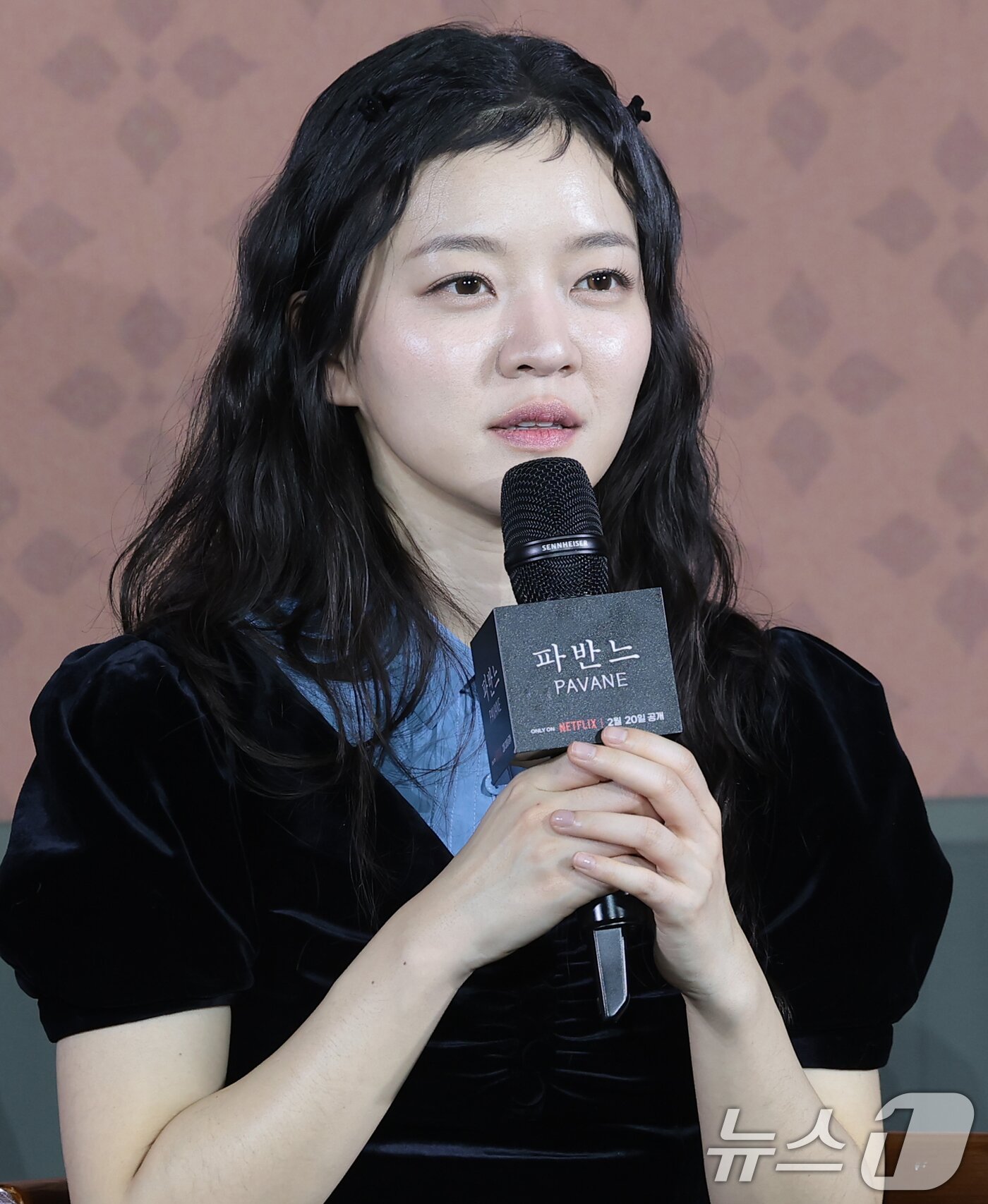 본문 이미지 - 배우 고아성이 12일 오전 서울 강남구 코엑스 메가박스에서 열린 넷플릭스 영화 '파반느' 제작보고회에 참석해 인사말을 하고 있다. '파반느'는 마음의 문을 닫고 살아가던 세 사람이 서로에게 빛이 되어주며 삶과 사랑을 마주하게 되는 영화이다. 2026.2.12 ⓒ 뉴스1 권현진 기자