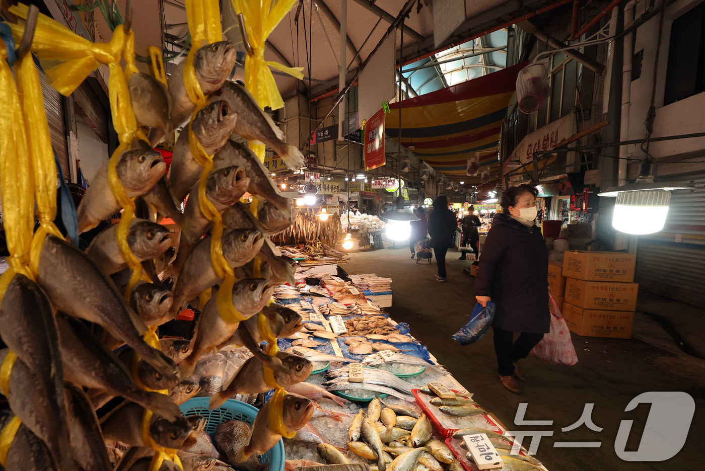 (광주=뉴스1) 박지현 기자 = 설 명절 연휴를 이틀 앞둔 12일 오전 광주 서구 양동시장에 굴비가 걸려있는 가운데 시민들의 장을 보려는 발걸음이 이어지고 있다.  2026.2.1 …