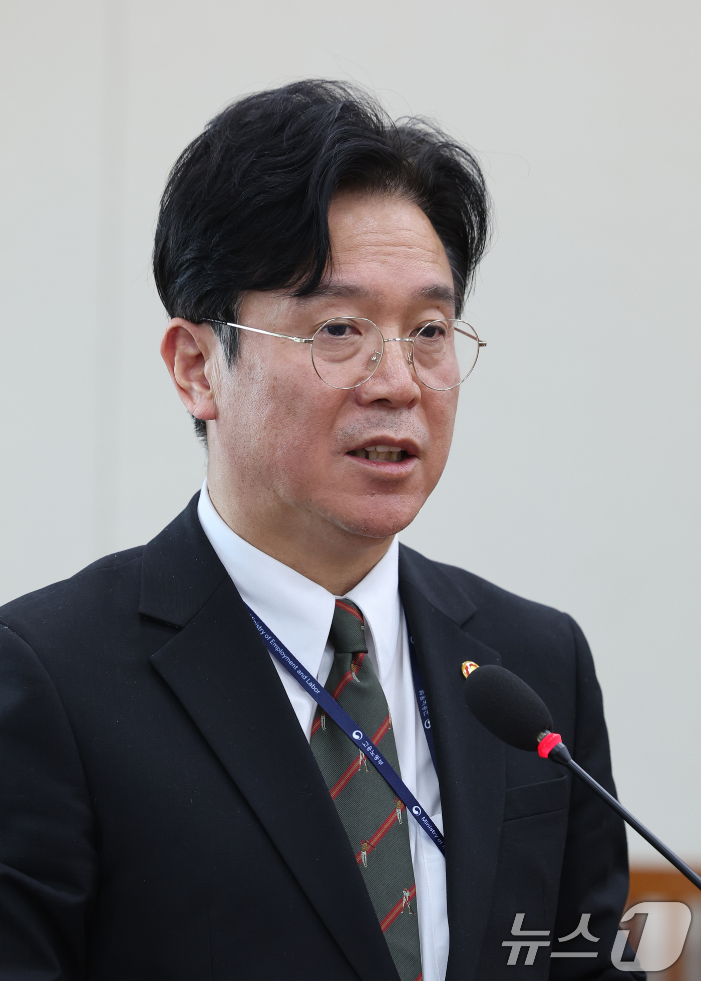 (서울=뉴스1) 신웅수 기자 = 김영훈 고용노동부 장관이 12일 서울 여의도 국회에서 열린 기후에너지환경노동위원회 전체회의에서 발언하고 있다. 2026.2.12/뉴스1