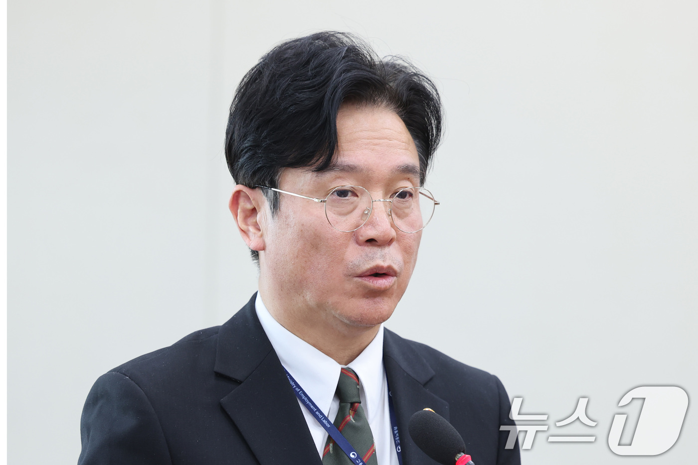 (서울=뉴스1) 신웅수 기자 = 김영훈 고용노동부 장관이 12일 서울 여의도 국회에서 열린 기후에너지환경노동위원회 전체회의에서 발언하고 있다. 2026.2.12/뉴스1