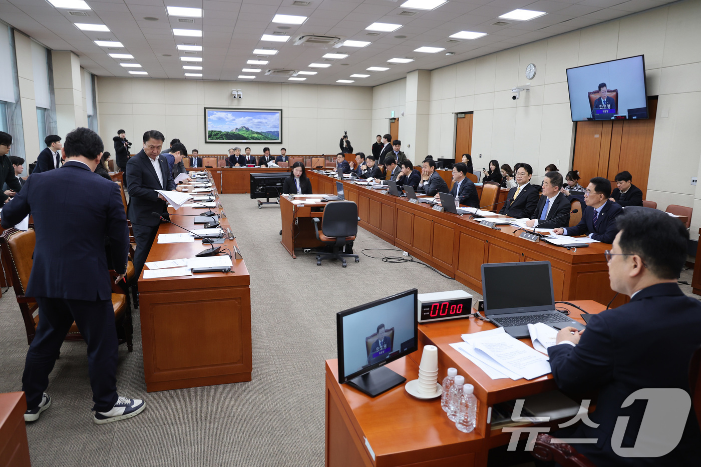 (서울=뉴스1) 신웅수 기자 = 국민의힘 의원들이 12일 서울 여의도 국회에서 열린 기후에너지환경노동위원회 전체회의에서 일방적인 의사 진행에 반발하며 퇴장하고 있다. 2026.2. …
