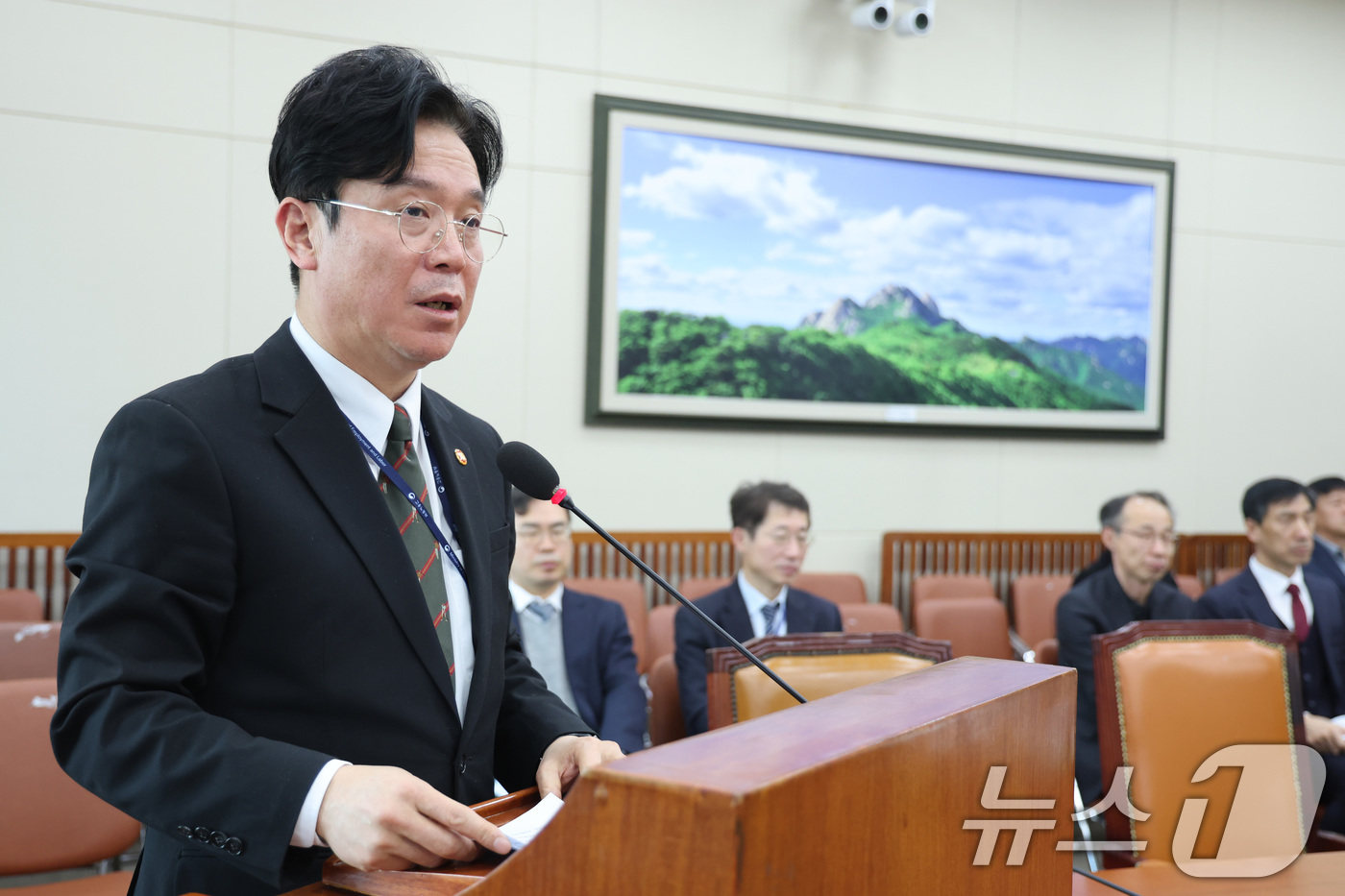 (서울=뉴스1) 신웅수 기자 = 김영훈 고용노동부 장관이 12일 서울 여의도 국회에서 열린 기후에너지환경노동위원회 전체회의에서 발언하고 있다. 2026.2.12/뉴스1