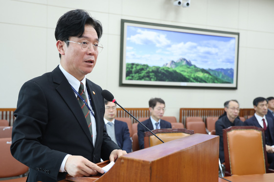 법안 통과 인사하는 김영훈 장관